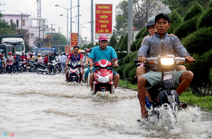 Mưa lớn 2 ngày, Nha Trang phố biến thành sông