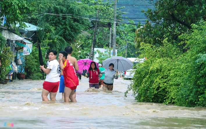Mưa lớn 2 ngày, Nha Trang phố biến thành sông