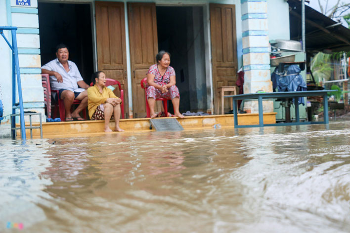 Mưa lớn 2 ngày, Nha Trang phố biến thành sông