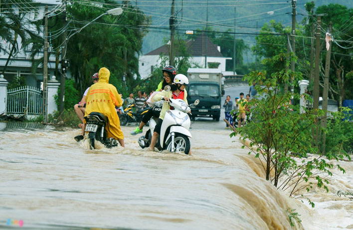 Mưa lớn 2 ngày, Nha Trang phố biến thành sông