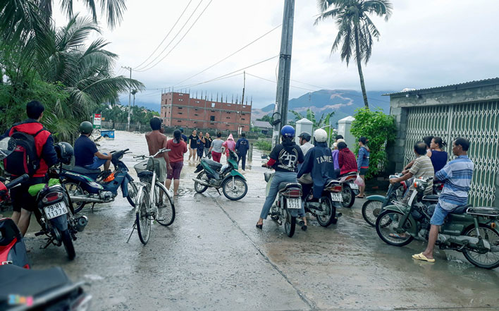 Mưa lớn 2 ngày, Nha Trang phố biến thành sông