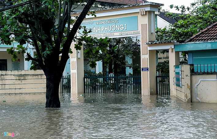 Mưa lớn 2 ngày, Nha Trang phố biến thành sông