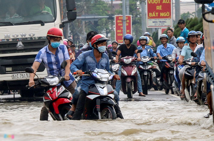 Mưa lớn 2 ngày, Nha Trang phố biến thành sông