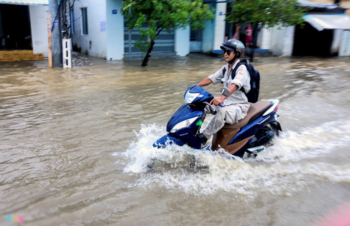 Mưa lớn 2 ngày, Nha Trang phố biến thành sông