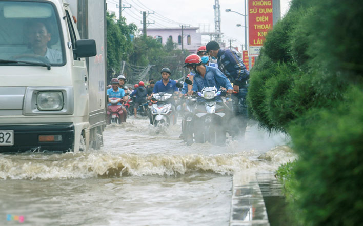 Mưa lớn 2 ngày, Nha Trang phố biến thành sông