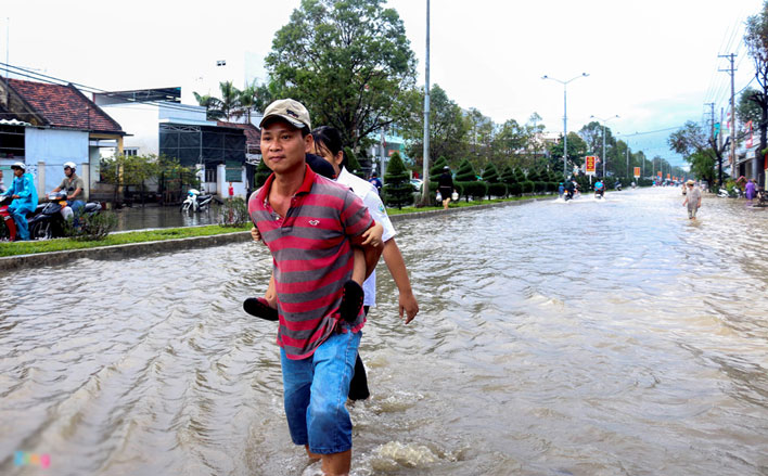 Mưa lớn 2 ngày, Nha Trang phố biến thành sông