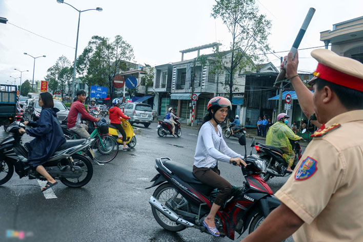 Mưa lớn 2 ngày, Nha Trang phố biến thành sông