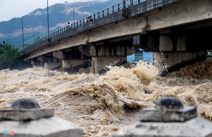 Mưa lớn 2 ngày, Nha Trang phố biến thành sông