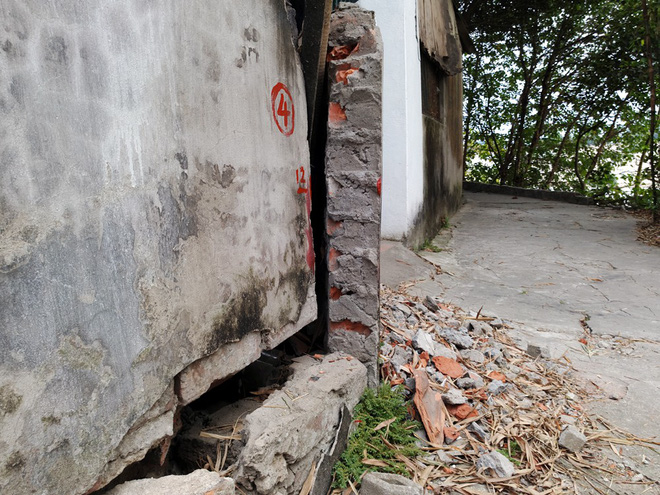 Hà Nội: Vết nứt chạy dài dưới chân cầu Đuống, người dân phải bỏ nhà di tản vì lo sợ hà bá nuốt chửng