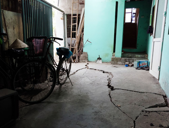 Hà Nội: Vết nứt chạy dài dưới chân cầu Đuống, người dân phải bỏ nhà di tản vì lo sợ hà bá nuốt chửng