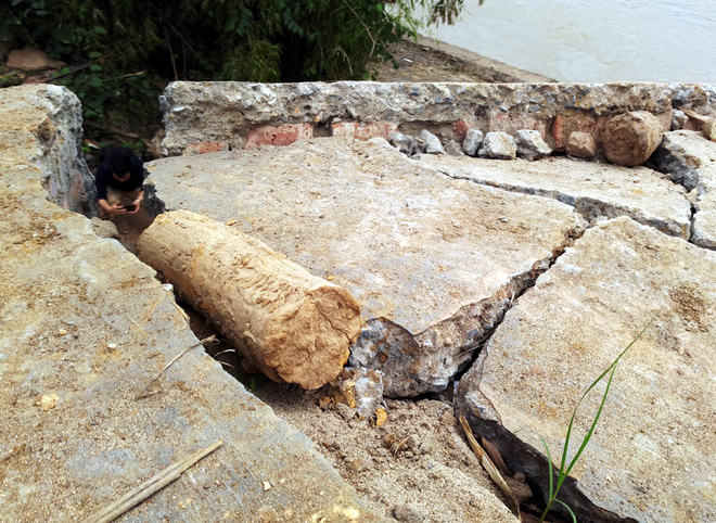 Hà Nội: Vết nứt chạy dài dưới chân cầu Đuống, người dân phải bỏ nhà di tản vì lo sợ hà bá nuốt chửng