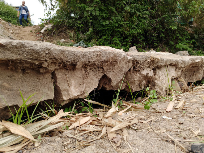 Hà Nội: Vết nứt chạy dài dưới chân cầu Đuống, người dân phải bỏ nhà di tản vì lo sợ hà bá nuốt chửng