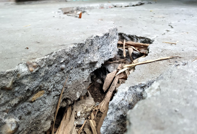 Hà Nội: Vết nứt chạy dài dưới chân cầu Đuống, người dân phải bỏ nhà di tản vì lo sợ hà bá nuốt chửng