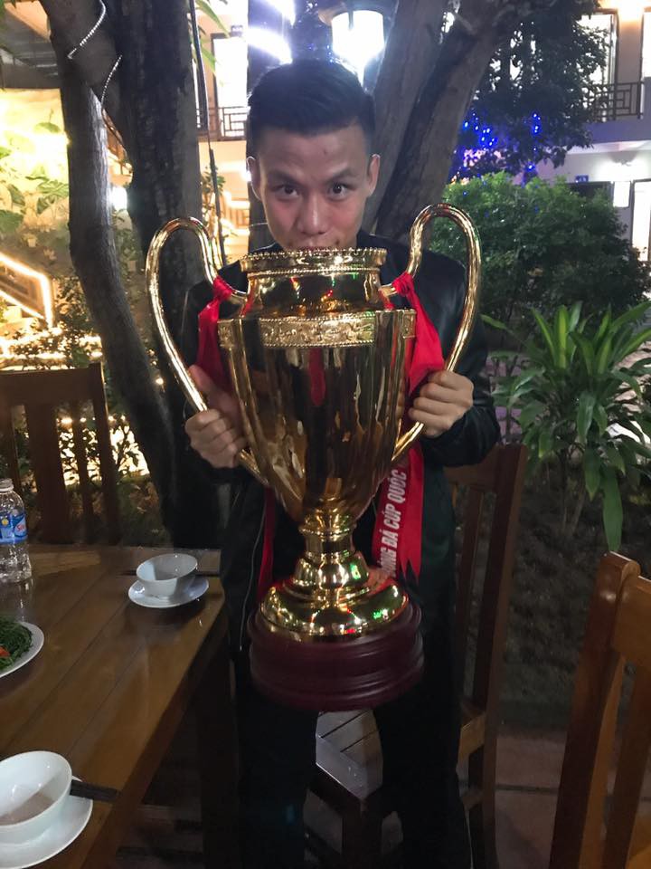 Trung vệ điển trai Quế Ngọc Hải sắp cưới Hoa khôi Đại học Vinh Trung vệ điển trai Quế Ngọc Hải sắp cưới Hoa khôi Đại học Vinh