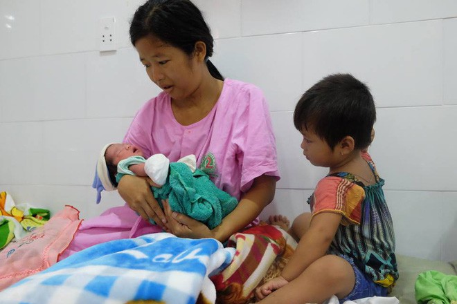 TP.HCM: Chồng đi làm không về, sản phụ đẻ rớt con trong hố nước nhà vệ sinh lúc nửa đêm