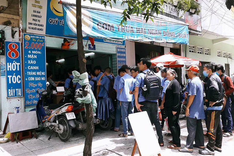 Ăn cơm 2.000, lái Grab, uống trà sữa bị lên án: Sinh viên giờ khổ quá!