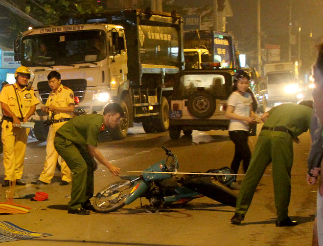 Hai thanh niên tử vong sau tai nạn trong đêm ở Sài Gòn