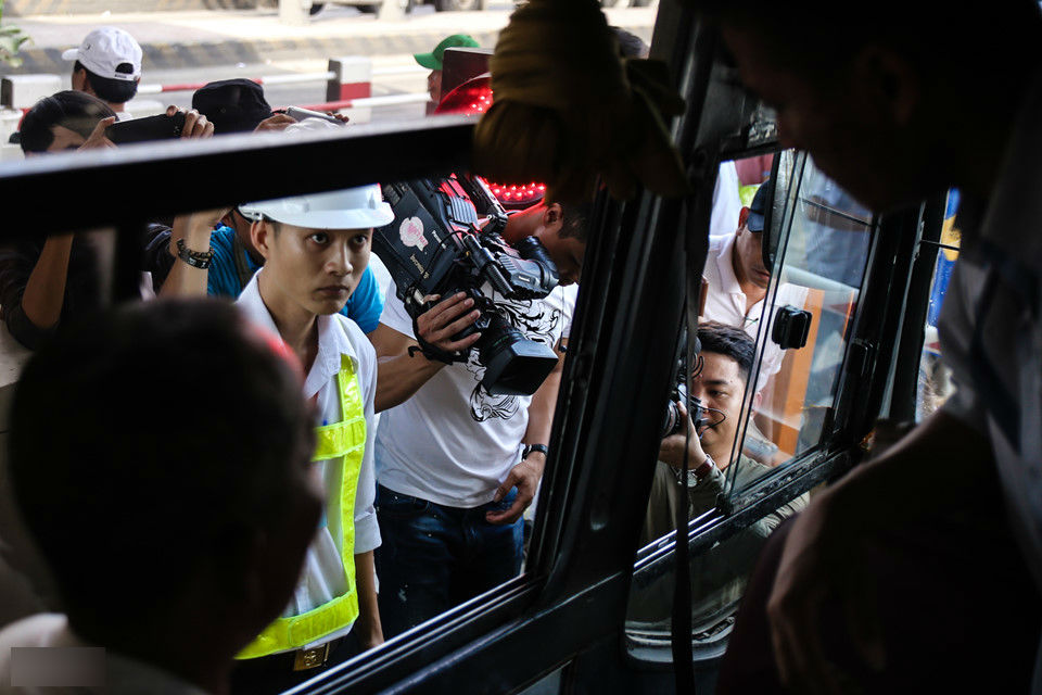 Cảnh tài xế náo loạn trạm thu phí BOT Cai Lậy