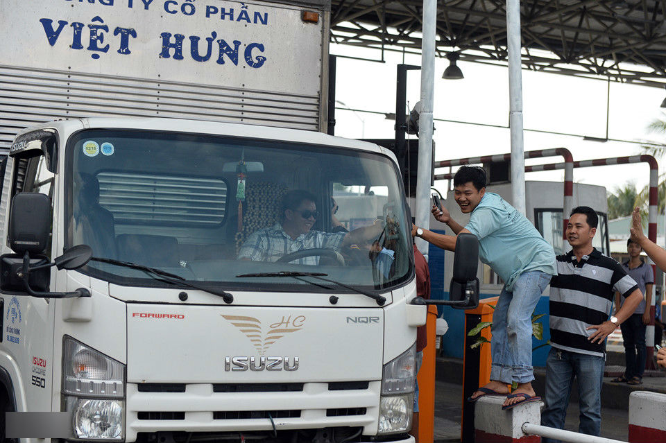 Cảnh tài xế náo loạn trạm thu phí BOT Cai Lậy
