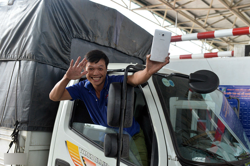 Cảnh tài xế náo loạn trạm thu phí BOT Cai Lậy