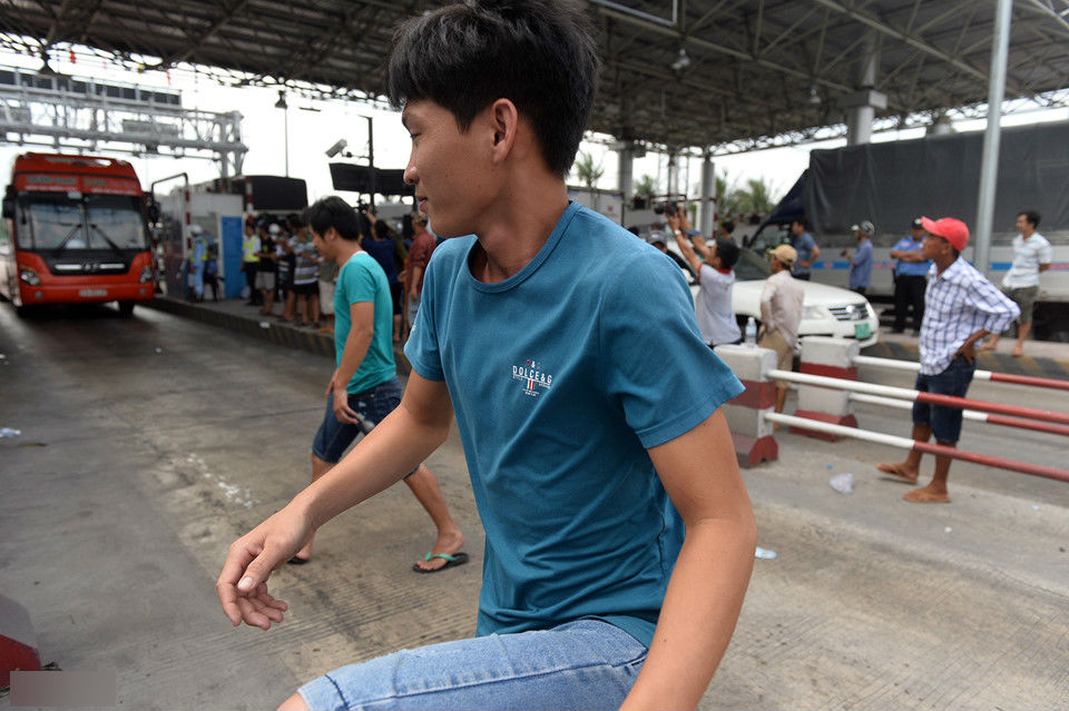 Cảnh tài xế náo loạn trạm thu phí BOT Cai Lậy