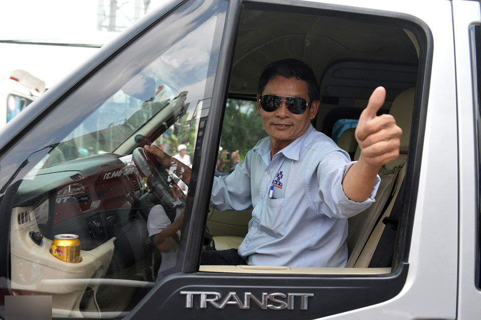 Cảnh tài xế náo loạn trạm thu phí BOT Cai Lậy