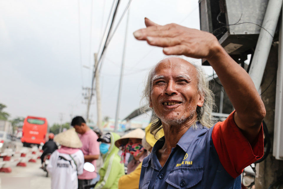 Cảnh tài xế náo loạn trạm thu phí BOT Cai Lậy