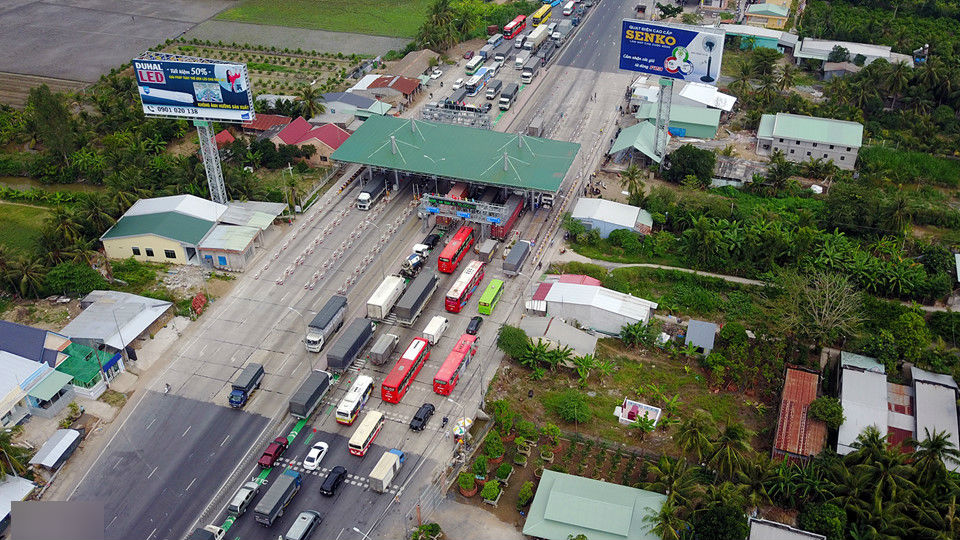 Cảnh tài xế náo loạn trạm thu phí BOT Cai Lậy