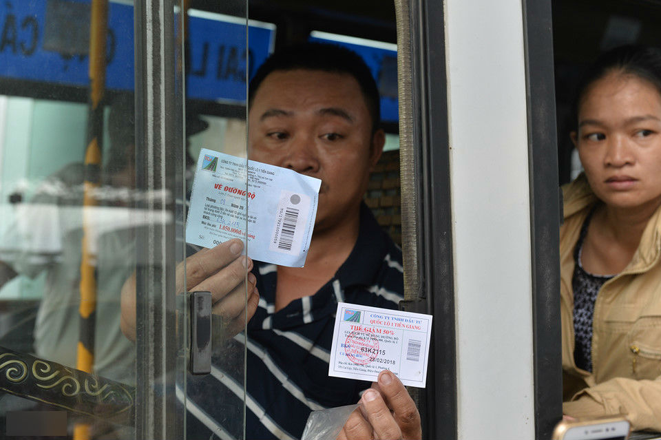 Cảnh tài xế náo loạn trạm thu phí BOT Cai Lậy