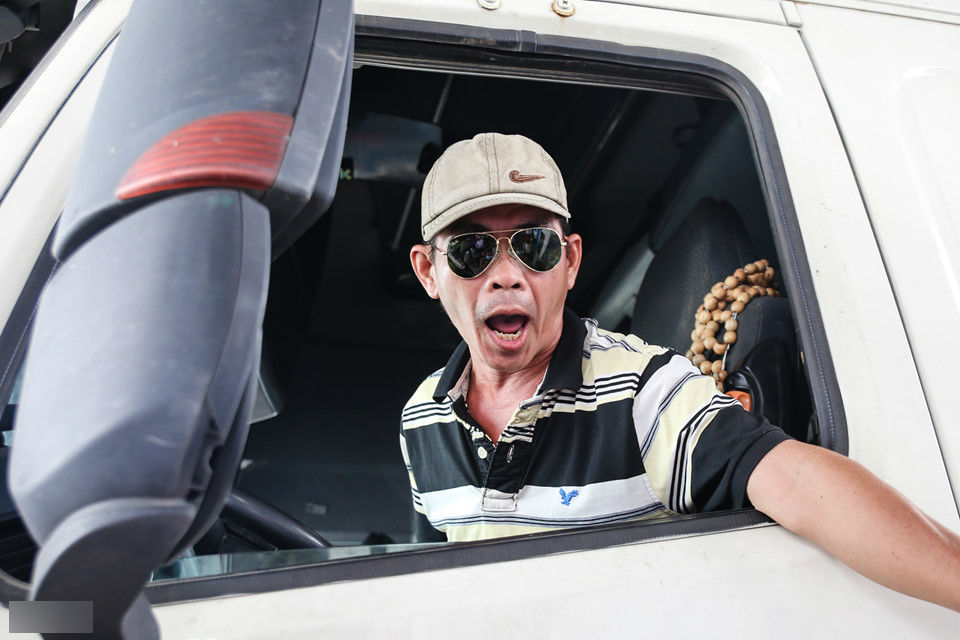 Cảnh tài xế náo loạn trạm thu phí BOT Cai Lậy