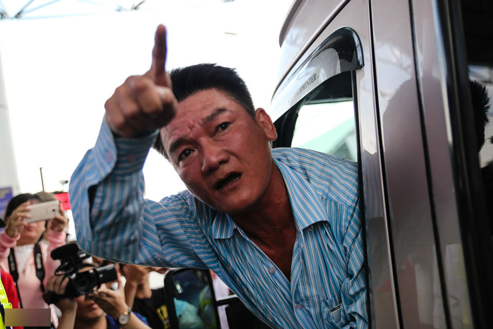 Cảnh tài xế náo loạn trạm thu phí BOT Cai Lậy