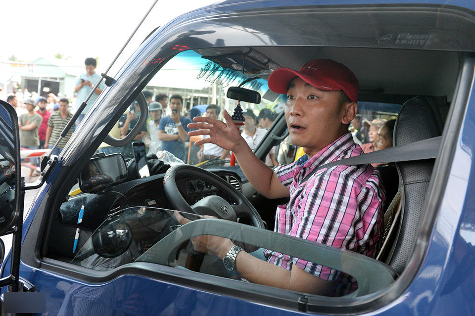 Cảnh tài xế náo loạn trạm thu phí BOT Cai Lậy