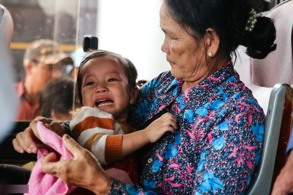 Cảnh tài xế náo loạn trạm thu phí BOT Cai Lậy