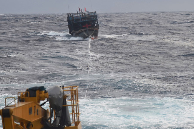 Hải quân Vùng 3 lai dắt tàu cá cùng 6 ngư dân gặp nạn trên biển