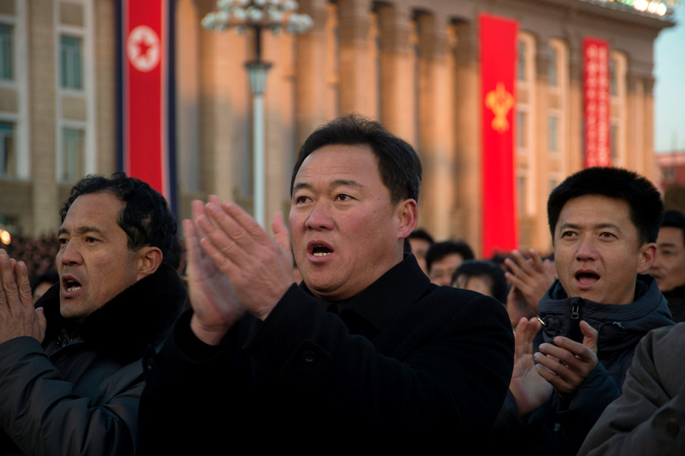 Người Triều Tiên nhảy múa trong pháo hoa mừng thành công lịch sử