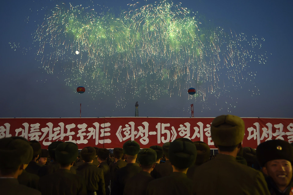 Người Triều Tiên nhảy múa trong pháo hoa mừng thành công lịch sử