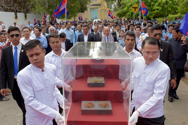 Cổ vật đền Angkor được trao trả cho Campuchia