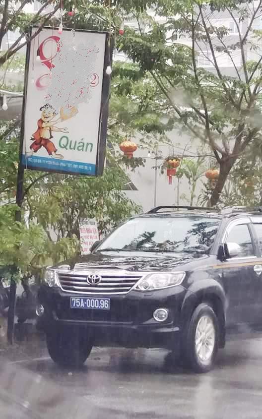 Xe biển xanh đậu trước quán nhậu trong giờ làm việc