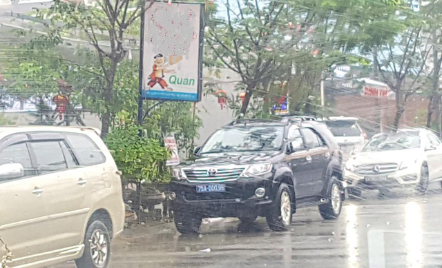 Xe biển xanh đậu trước quán nhậu trong giờ làm việc Xe biển xanh đậu trước quán nhậu trong giờ làm việc