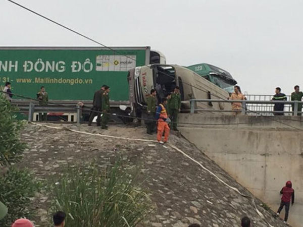 Xe đầu kéo đâm lật ôtô khách trên cao tốc, 2 người bị thương