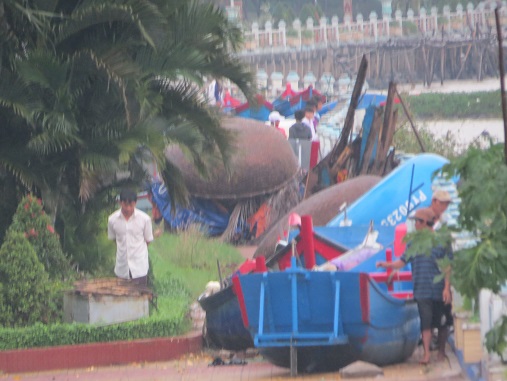 Bão tăng tốc, Phú Yên yêu cầu di dân khỏi vùng nguy hiểm trước 18h