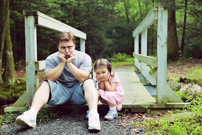 Em bé lai 4 tuổi dạy bố Tây hát bài Dung dăng dung dẻ