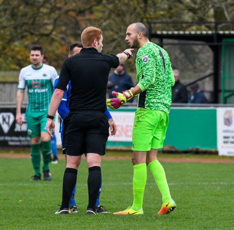 Hài hước bị đuổi vì... buồn tiểu và nhanh nhảu đoảng