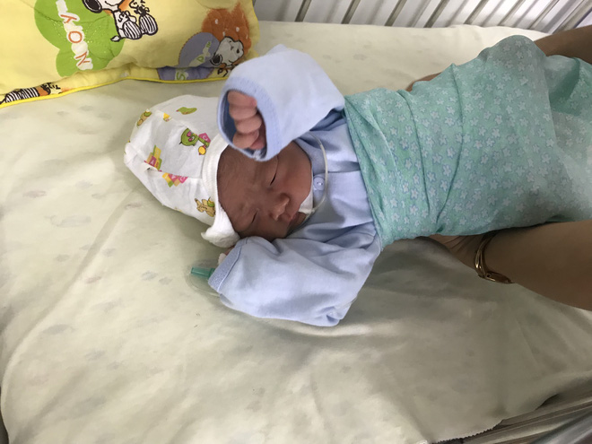 Hà Nội: Sinh con chưa được 10 giờ đồng hồ, mẹ bế con sang giường bên gửi rồi bỏ đi