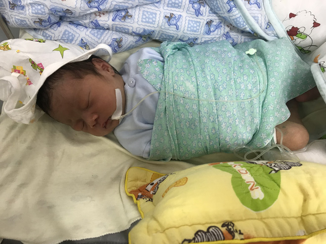 Hà Nội: Sinh con chưa được 10 giờ đồng hồ, mẹ bế con sang giường bên gửi rồi bỏ đi