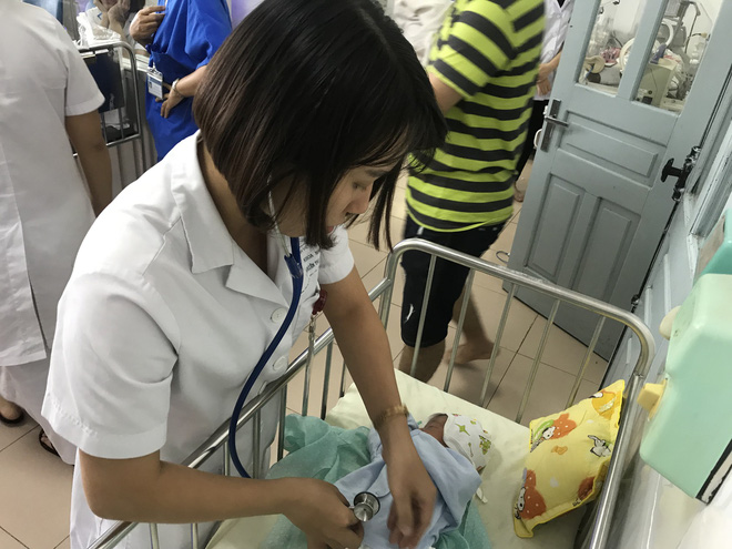 Hà Nội: Sinh con chưa được 10 giờ đồng hồ, mẹ bế con sang giường bên gửi rồi bỏ đi