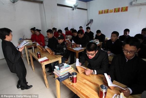 ‘Địa ngục trần gian’ trong trại cai nghiện Internet: Đánh đập bằng thước sắt, nhốt trong phòng kín 1 tuần ‘Địa ngục trần gian’ trong trại cai nghiện Internet: Đánh đập bằng thước sắt, nhốt trong phòng kín 1 tuần