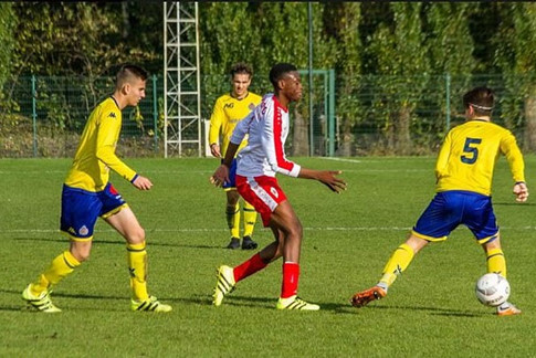 Tài năng trẻ của Bỉ qua đời vì đột quỵ trên sân