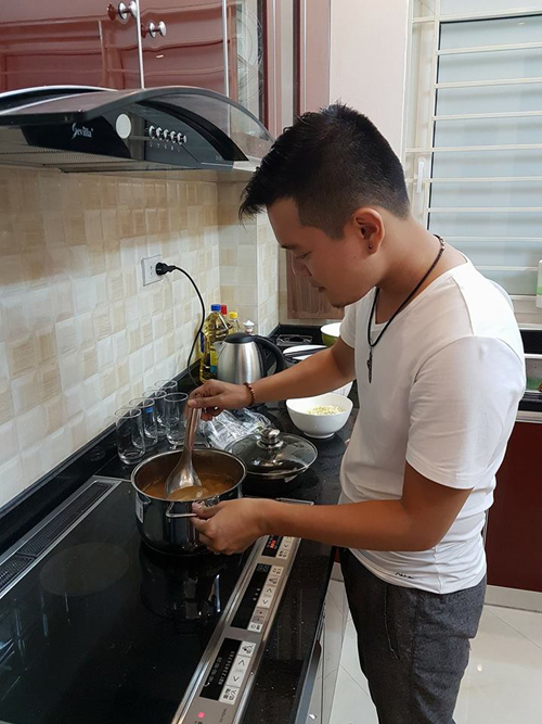 Vợ trẻ tăng 8 kg sau khi kết hôn vì thích ăn món gì chồng nấu món đó