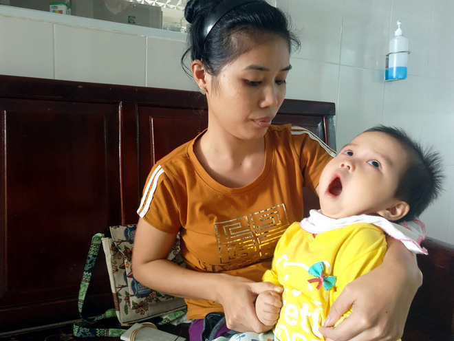 Xót thương bé gái hơn 1 tuổi bị côn trùng đốt khiến tay chân co quắp, teo não không thể nhận thức